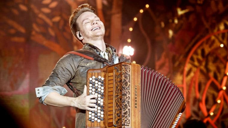 Michel Teló tocando Acordeon